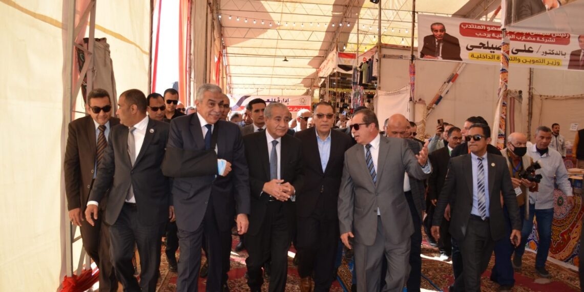 بالصور .. وزير التموين يفتتح أكبر معرض لمكافحة الغلاء في العاشر من رمضان