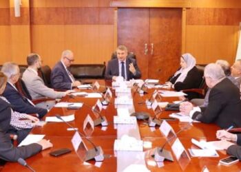 رئيس التنمية الصناعية يجتمع مع غرفة صناعة الأدوية لتطوير القطاع وبحث مطالب المستثمرين