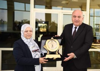 محافظ قنا يسلم 20 أما مثالية أجهزة كهربائية مقدمة من مؤسسة  العربى