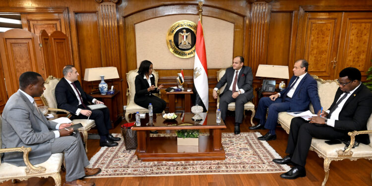 وزير الصناعة يبحث استعدادات استضافة القاهرة لمعرض التجارة البينية الإفريقي نوفمبر المقبل