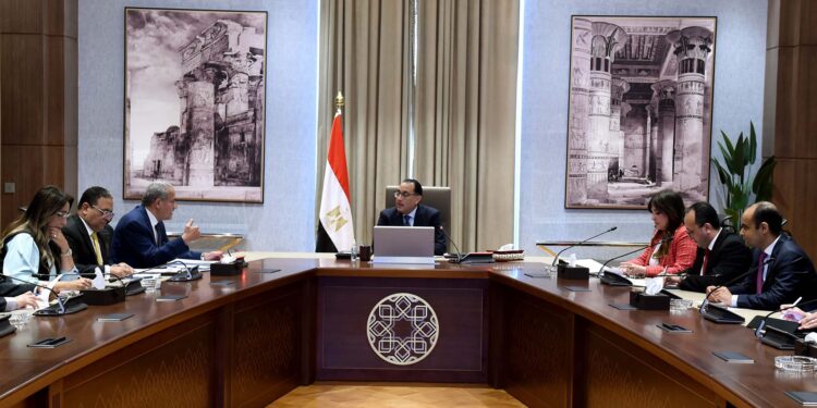 رئيس الوزراء يجتمع مع وزير التموين للإطمئنان على توافر أرصدة السلع الأساسية