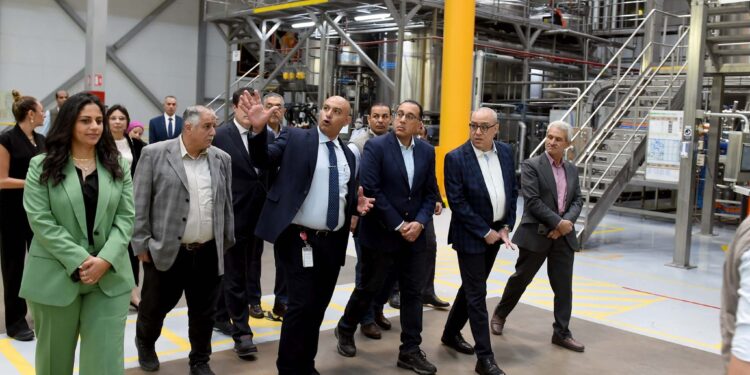 رئيس الوزراء يتفقد مصنع لوريال لمستحضرات التجميل بالعاشر من رمضان