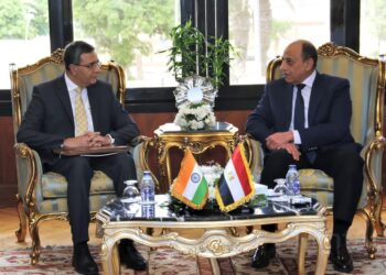وزير الطيران يبحث مع السفير الهندي ووفداً من شركة GMR الهندية الفرص الإستثمارية فى تطوير المطارات
