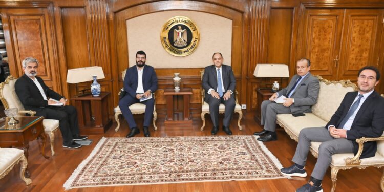 وزير الصناعة يبحث مع شركة تركية متخصصة في الجلود ضخ استثمارات جديدة فى السوق المصري