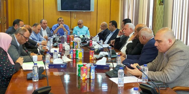 "غرفة الصناعات النسيجية" تستغيث ب" السيسي" و" مدبولي" لسرعة تدبير العملة وتوفير الخامات للمصانع