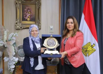 بالتعاون مع مؤسسة العربي .. محافظ دمياط تسلم 20 جهازا للفتيات المقبلات على الزواج