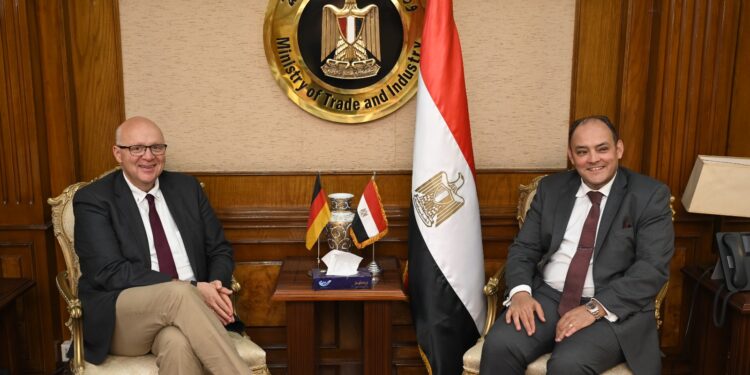 وزير الصناعة : نسعى لجذب المزيد من الاستثمارات الألمانية في مجال صناعة السيارات