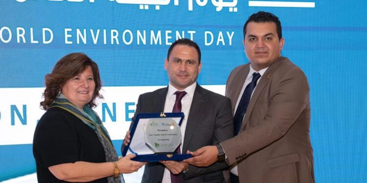 تكريم “مؤسسة الجمهورية الجديدة” خلال مؤتمر لقضايا المناخ و البيئة بجامعة النيل الأهلية