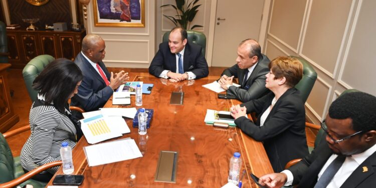 وزير الصناعة يبحث مع وفد البنك الأفريقي للإستيراد والتصدير ترتيبات استضافة القاهرة لمعرض التجارة البينية الأفريقي نوفمبر المقبل