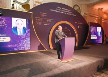 وزير الصناعة يفتتح الدورة الثامنة لقمة مصر للأفضل