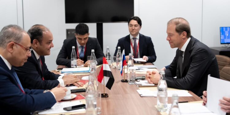 وزير الصناعة يبحث مع كبري الشركات الروسية العاملة في مجالات الشحن  فرص التعاون المشترك