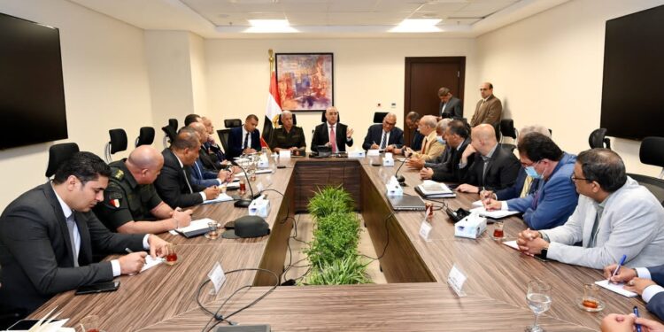 وزير الإسكان ورئيسا هيئتى "الهندسية للقوات المسلحة" و"العربية للتصنيع" يبحثون سبل دعم الصناعات المصرية