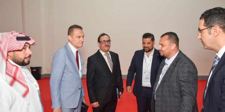 بالصور .. الملحق التجاري السعودي يتفقد جناح «سمارت ويندو» في معرض Big 5