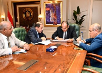 وزير الصناعة يستعرض تطورات مشروع تنمية منطقة المثلث الذهبي بالصحراء الشرقية