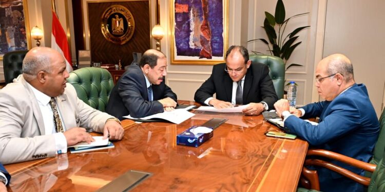 وزير الصناعة يستعرض تطورات مشروع تنمية منطقة المثلث الذهبي بالصحراء الشرقية