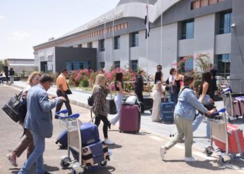 وزير الطيران المدنى يتفقد حركة التشغيل بمطار العلمين الدولى