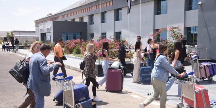 وزير الطيران المدنى يتفقد حركة التشغيل بمطار العلمين الدولى