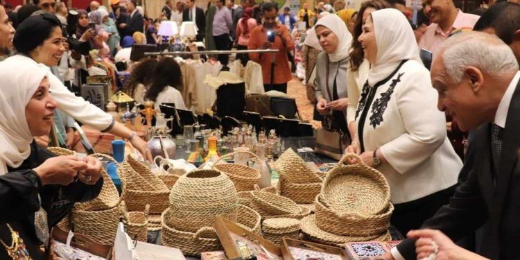 بالصور .. إيمان الجندي تشارك في معرض «أيادي مصر» .. بحضور وزيري التضامن والتنمية المحلية