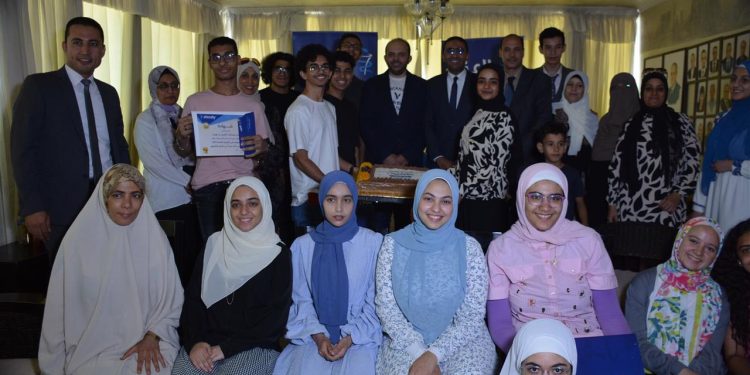 بالصور .. «صيدليات العزبي» تكرم أوائل الثانوية العامة والأزهرية بمشاركة أسرهم