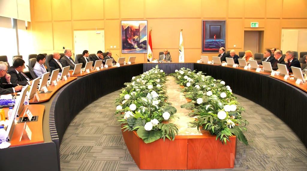 وزير الطيران يبحث مع أعضاء اللجنة الأمنية العليا الخطط والتدابير الأمنية بالمطارات المصرية