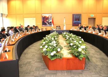 وزير الطيران يبحث مع أعضاء اللجنة الأمنية العليا الخطط والتدابير الأمنية بالمطارات المصرية