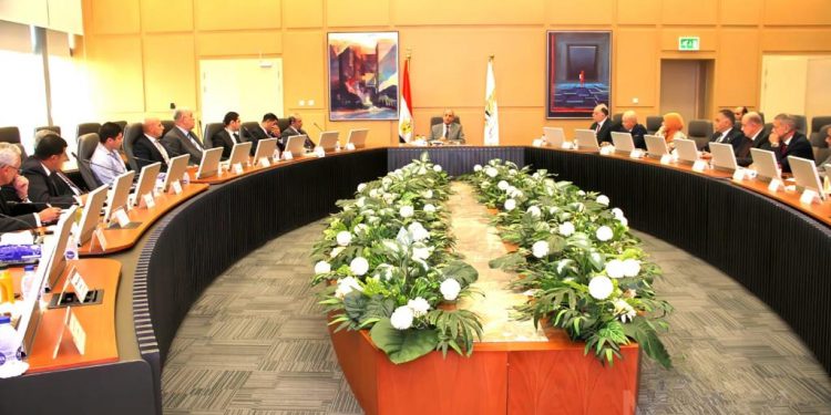 وزير الطيران يبحث مع أعضاء اللجنة الأمنية العليا الخطط والتدابير الأمنية بالمطارات المصرية