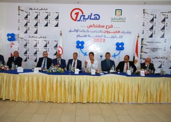 «هايبر وان» يحتفل بأوائل الثانوية العامة داخل فرع سفنكس