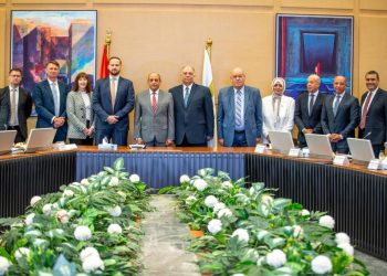 وزير الطيران يشهد توقيع مذكرتي تفاهم بين شركة ميناء القاهرة الجوي و” بانجيام” لتصميم وإنشاء مبنى الركاب (4)