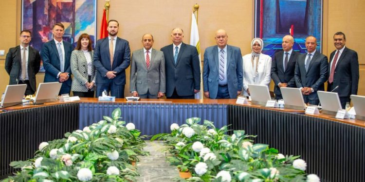 وزير الطيران يشهد توقيع مذكرتي تفاهم بين شركة ميناء القاهرة الجوي و” بانجيام” لتصميم وإنشاء مبنى الركاب (4)