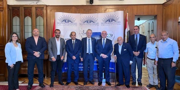 "رجال الأعمال بالإسكندرية" تبحث مع سفير أذربيجان التعاون في البنية التحتية والزراعة والغذاء والأدوية