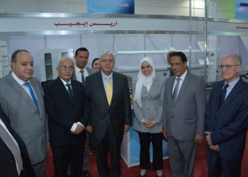 وزير التعليم العالي يتفقد جناح «أريس ايجيبت» في معرض التعليم العالي