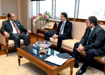 وزير الصناعة يبحث مع ممثلي "دانون" خطط الشركة المستقبلية بالسوق المصري