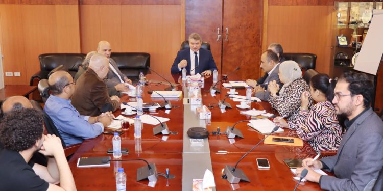 "اجتماعات مكثفة للتنمية الصناعية لمتابعة تنفيذ اعمال رفع كفاءة المناطق الصناعية بقنا وسوهاج"