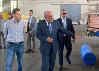 بالصور .. وزير قطاع الأعمال العام يقوم بزيارة مفاجئة لمصانع شركة العبوات والمستلزمات الطبية