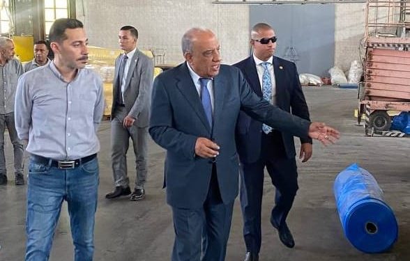 بالصور .. وزير قطاع الأعمال العام يقوم بزيارة مفاجئة لمصانع شركة العبوات والمستلزمات الطبية