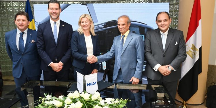 وزير الصناعة ونظيره السويدي يشهدان توقيع اتفاقية تصنيع مشترك بين « MCV » وفولفو لتصنيع أتوبيسات كهربائية