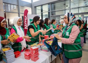 شباب الجامعات يشاركون مؤسسة مصر الخير في تعبئة الشنط المدرسية قبل توزيعها على الطلاب