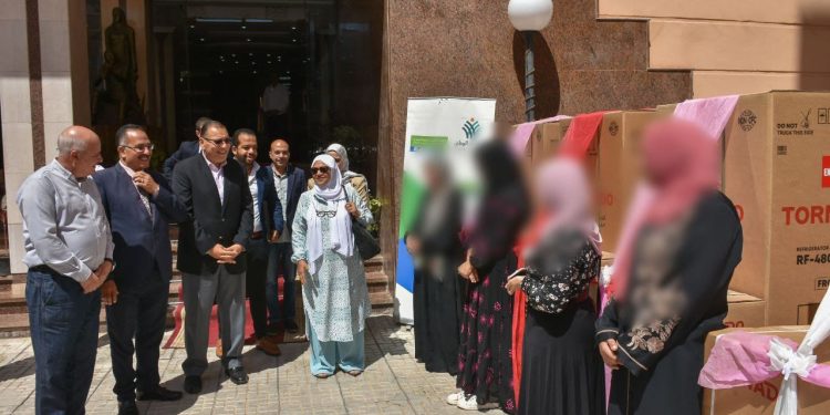 بالتعاون مع مؤسسة العربي .. محافظ الشرقية يسلم 20 جهازا كهربائيا للعرائس 