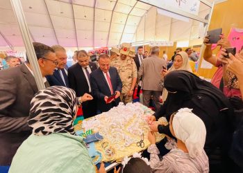 بتخفيضات تصل لـ30%.. “غرفة الإسكندرية” تفتتح معرض “أهلاً مدارس”