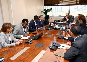 وزير الصناعة يستعرض الترتيبات النهائية لاستضافة القاهرة للمعرض الإفريقي الثالث للتجارة البينية   