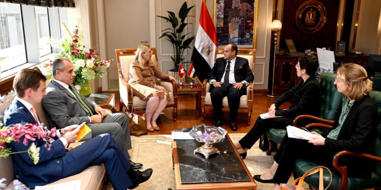 الصناعة : 2 مليار و178.9 مليون دولار حجم الاستثمارات السويسرية في مصر