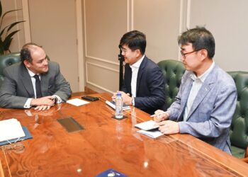 رئيس سامسونج لـ "وزير الصناعة": نخطط لإنتاج 5 مليون هاتف محمول سنوياً في مصر