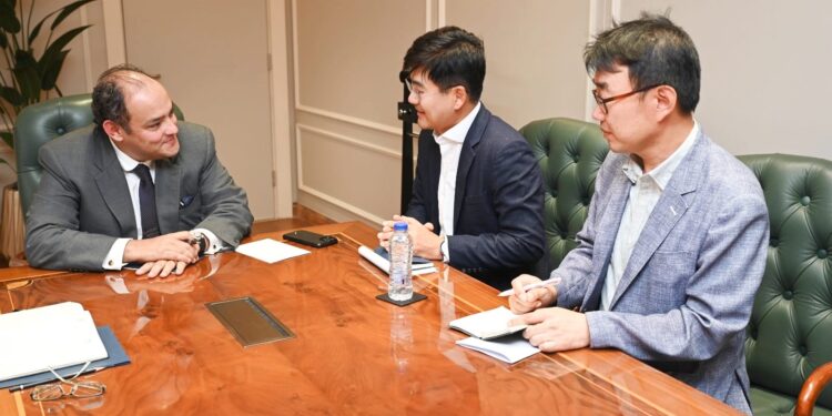 رئيس سامسونج لـ "وزير الصناعة": نخطط لإنتاج 5 مليون هاتف محمول سنوياً في مصر