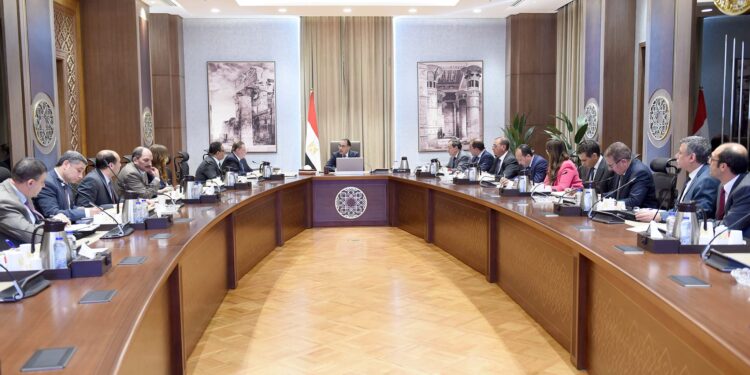 مدبولي يتابع موقف توفير الاحتياجات من المواد البترولية