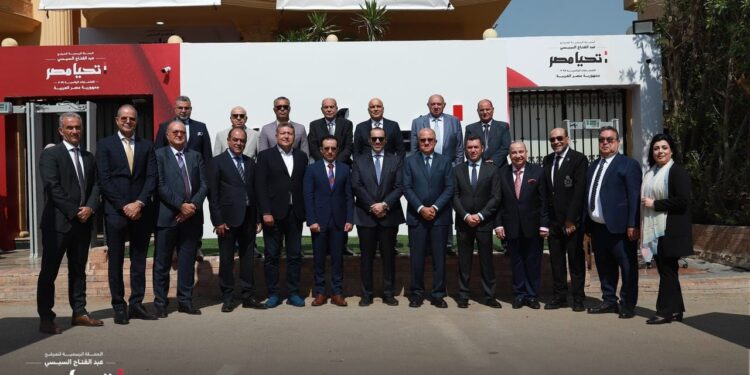 بالصور .. وفد اتحاد الصناعات يجتمع مع أعضاء حملة السيسي