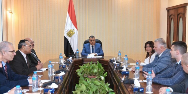 وزير الإنتاج الحربي يبحث مع وفد يوناني إمكانية التعاون فى الصناعات الدفاعية