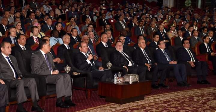 السيسي في ملتقى الصناعة : إعادة تخصيص “الأراضي المستردة” للمستثمرين للتوسع في المشروعات الصناعية