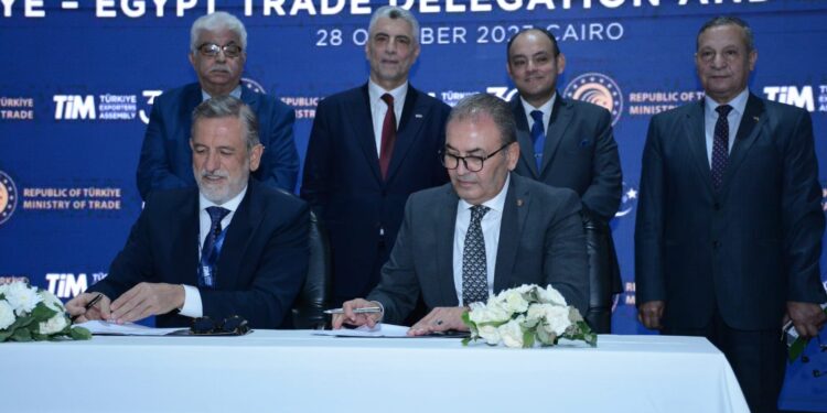 توقيع بروتوكول تعاون بين غرفة الملابس واتحاد الغرف التجارية التركية لتعزيز التعاون المشترك