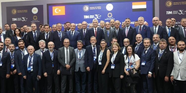 وزير الصناعة ونظيره التركي يتفقدان أجنحة الملتقى والمعرض الدولي الثانى للتصنيع