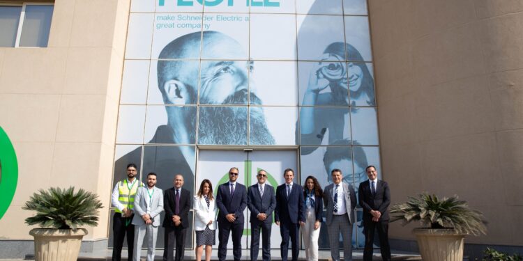 رئيس هيئة الاستثمار يتفقد توسعات مصنع شنايدر إلكتريك بمدينة بدر